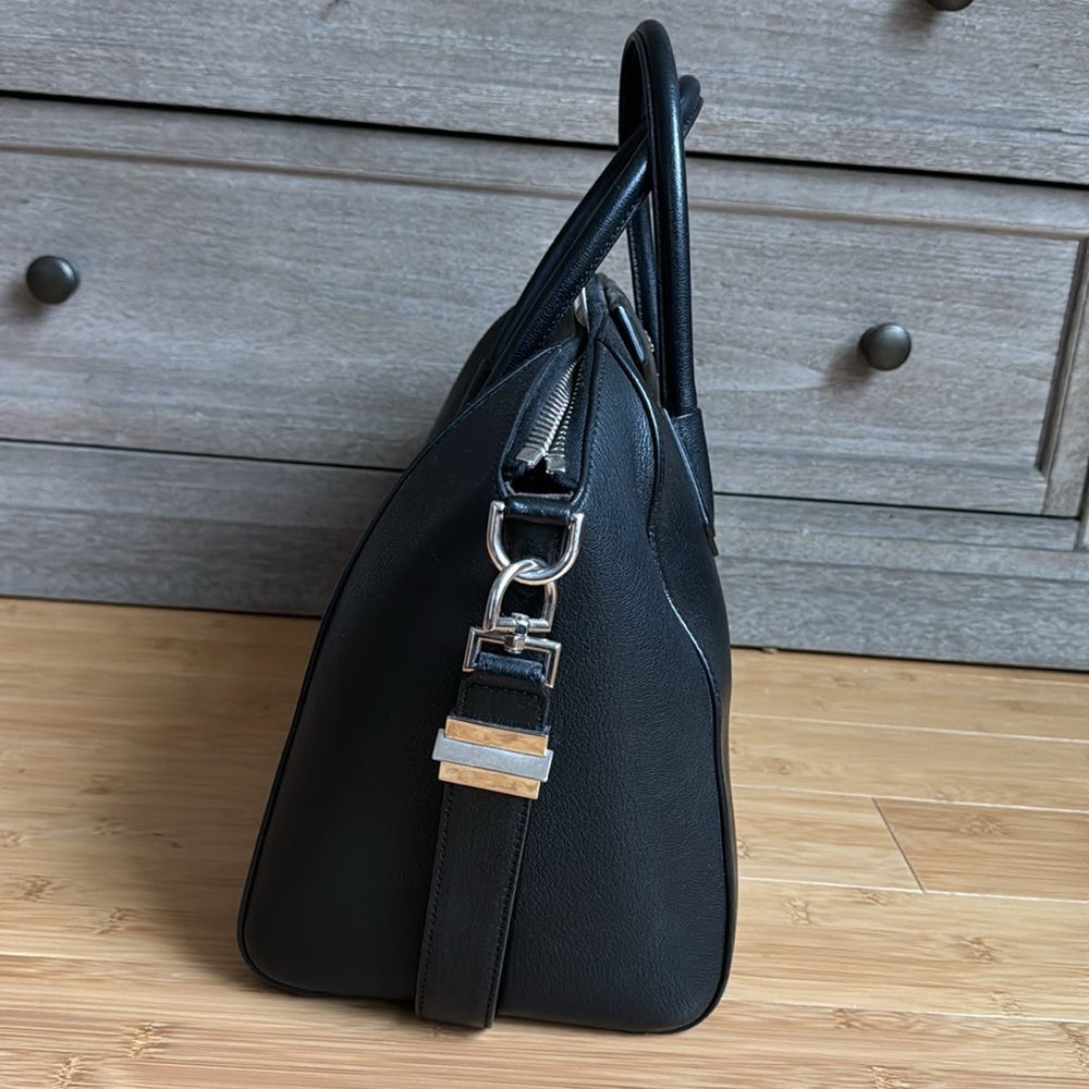 Givenchy Medium Antigona Bag in Grained Goatskin Black Leather - Picture 5 of 9